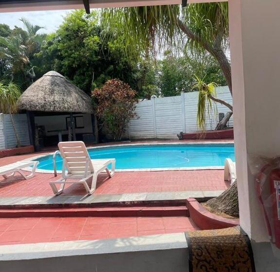 اتاق استاندارد چهارنفره با سرویس بهداشتی مشترک, Dwengu Guest House