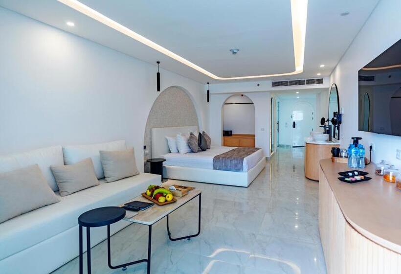 سوئیت کلاب, White Hills Resort