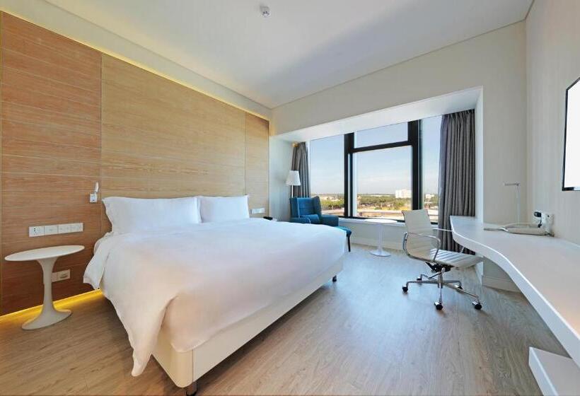 Superior Room Queen Bed, Haikou Meilan International Airport