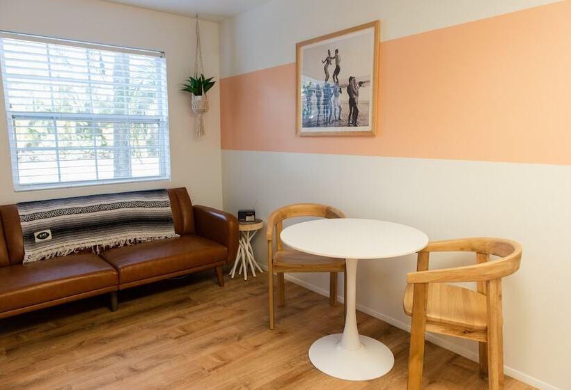 استودیوی استاندارد, Seaspray Surf Lodge