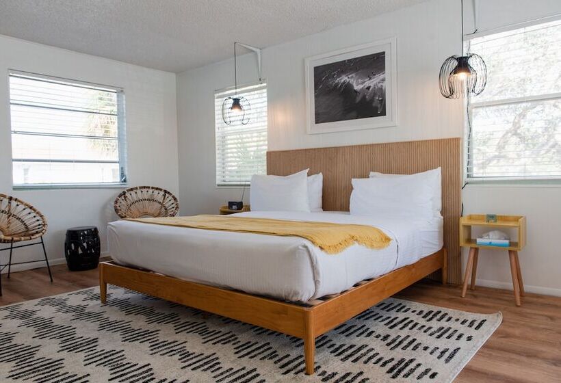 استودیوی استاندارد, Seaspray Surf Lodge