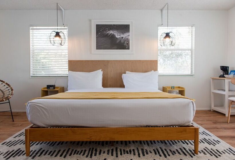 استودیوی استاندارد, Seaspray Surf Lodge