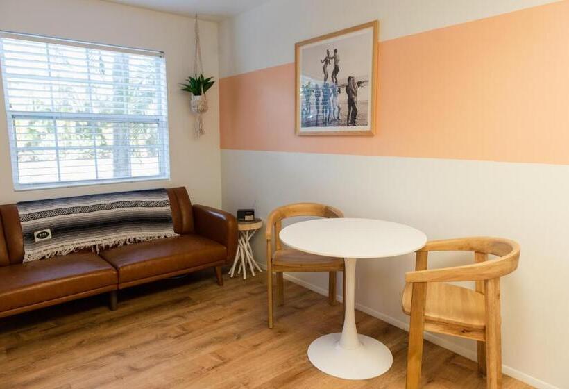 استودیوی استاندارد, Seaspray Surf Lodge