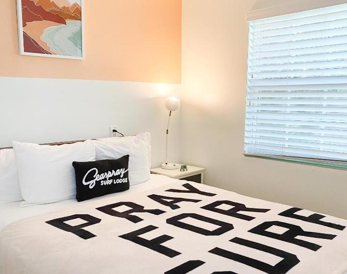 استودیوی استاندارد, Seaspray Surf Lodge