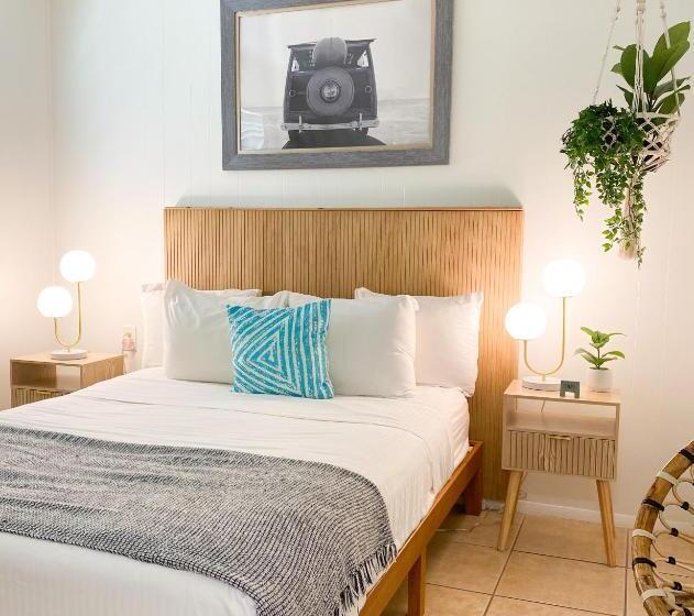 استودیوی استاندارد, Seaspray Surf Lodge