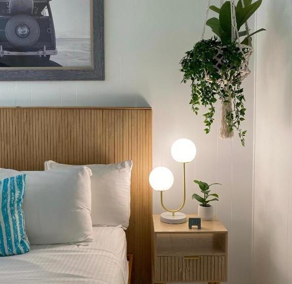 استودیوی استاندارد, Seaspray Surf Lodge