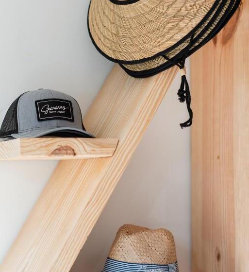 استودیوی استاندارد, Seaspray Surf Lodge