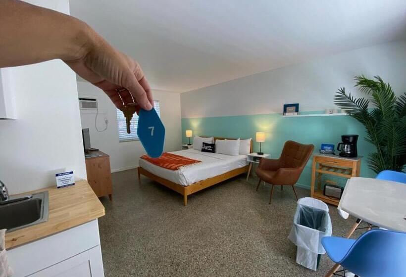 استودیوی استاندارد, Seaspray Surf Lodge