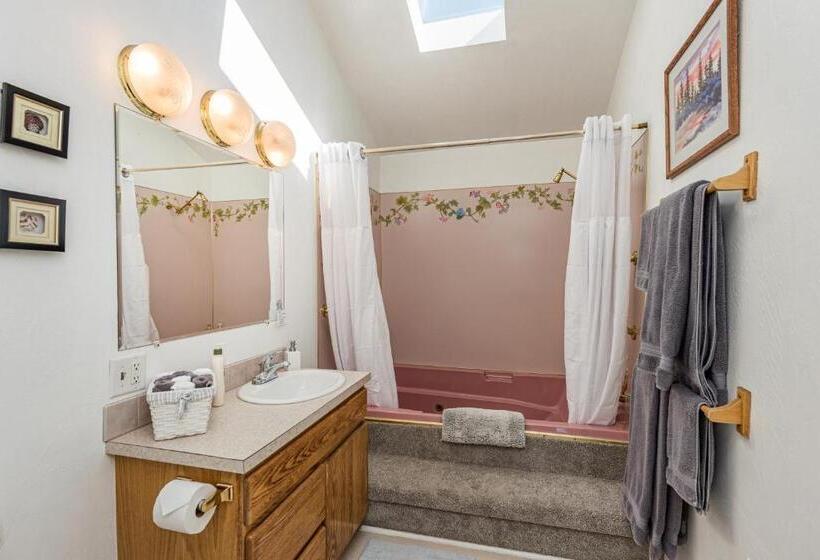 سوئیت با تخت بزرگ, Juan De Fuca Cottages