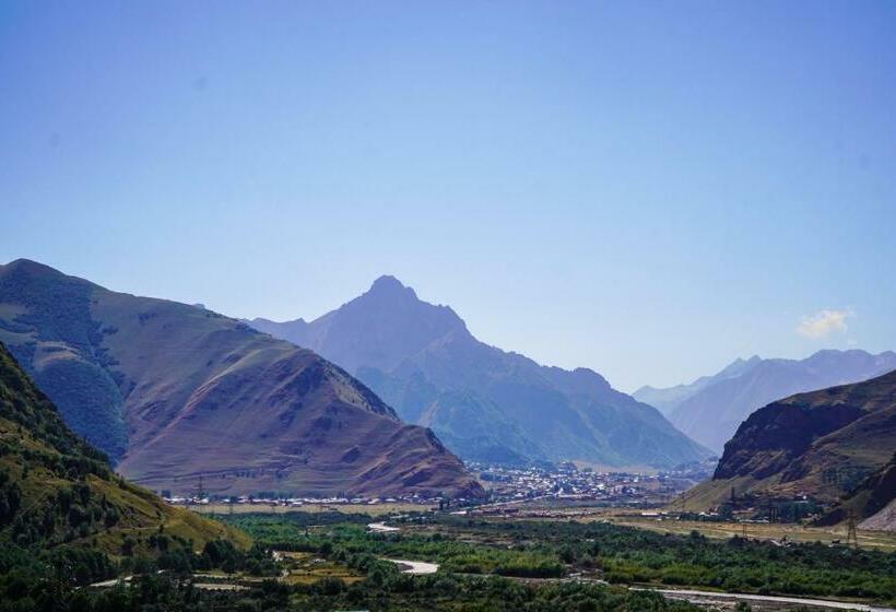 اتاق خانوادگی با چشم‌انداز کوه, Elsi
