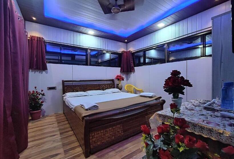 اتاق خانوادگی با چشم‌انداز کوه, Diamond Cottage
