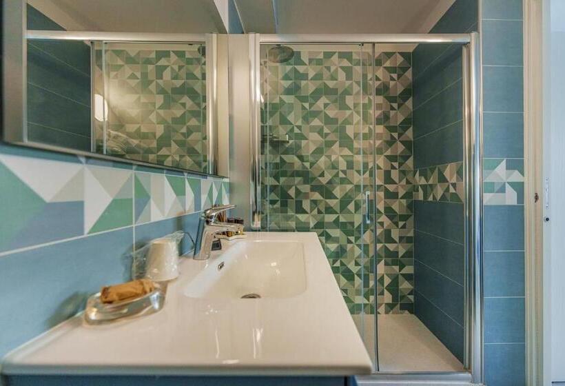 اتاق سه نفره سوپریور با چشم‌انداز دریا, Le Rondinelle Rooms