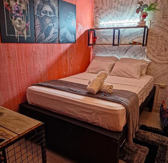 اتاق استاندارد سه نفره, Urban Hostal Bar