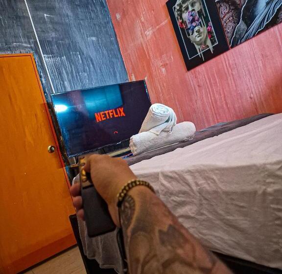 اتاق استاندارد سه نفره, Urban Hostal Bar