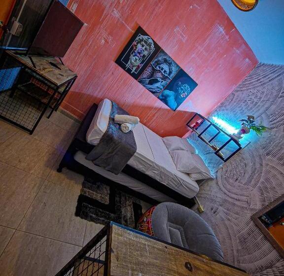 اتاق استاندارد سه نفره, Urban Hostal Bar