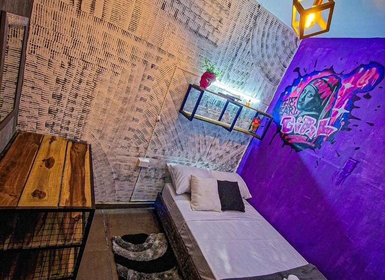 اتاق استاندارد یک نفره, Urban Hostal Bar