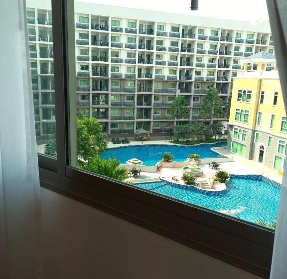 اتاق استاندارد با چشم‌انداز استخر, Arcadia Continental Pattaya