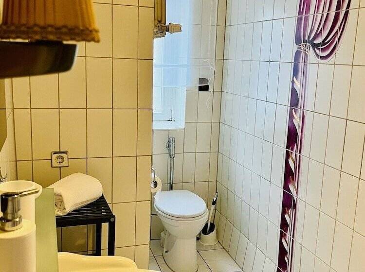 Basic Quadruple Room Shared Bathroom, Nest