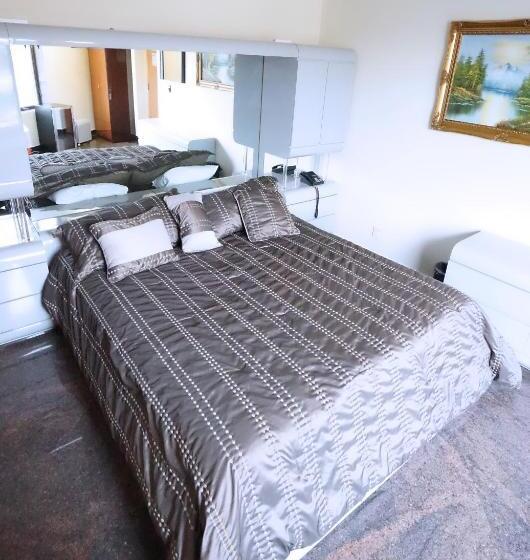 اتاق استاندارد با تخت بزرگ, Paris Suites