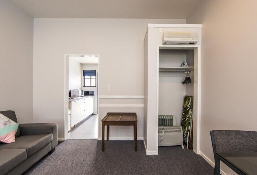استودیوی سوپریور, Burwood Motel