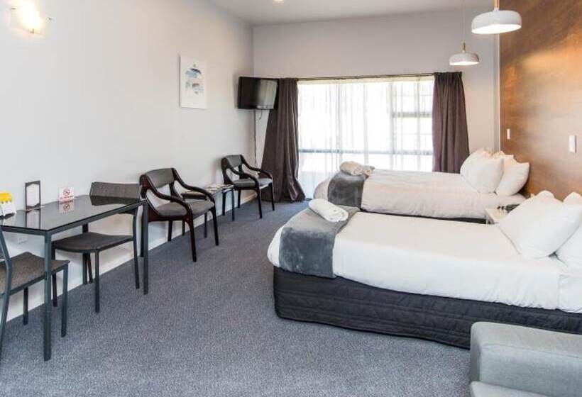 استودیوی سوپریور, Burwood Motel