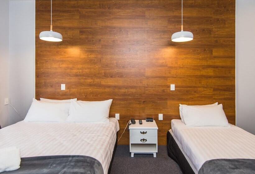 استودیوی سوپریور, Burwood Motel