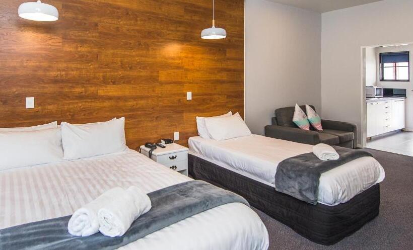 استودیوی سوپریور, Burwood Motel