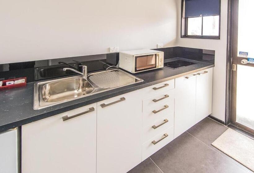 استودیوی سوپریور, Burwood Motel