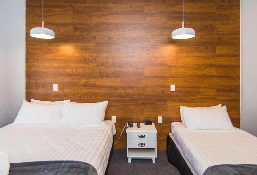 استودیوی سوپریور, Burwood Motel