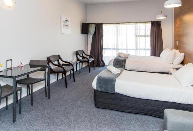 استودیوی سوپریور, Burwood Motel