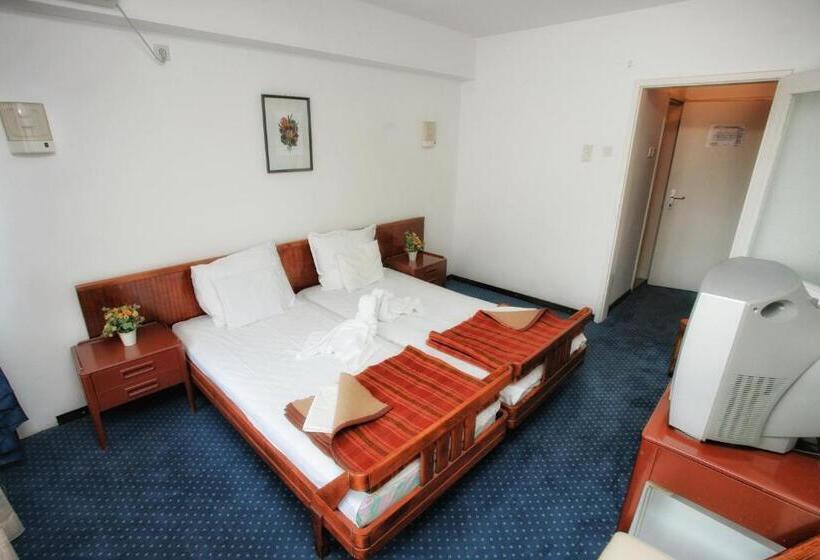 اتاق استاندارد با بالکن و چشم‌انداز دریا, Corpus B   Hotel Albatros