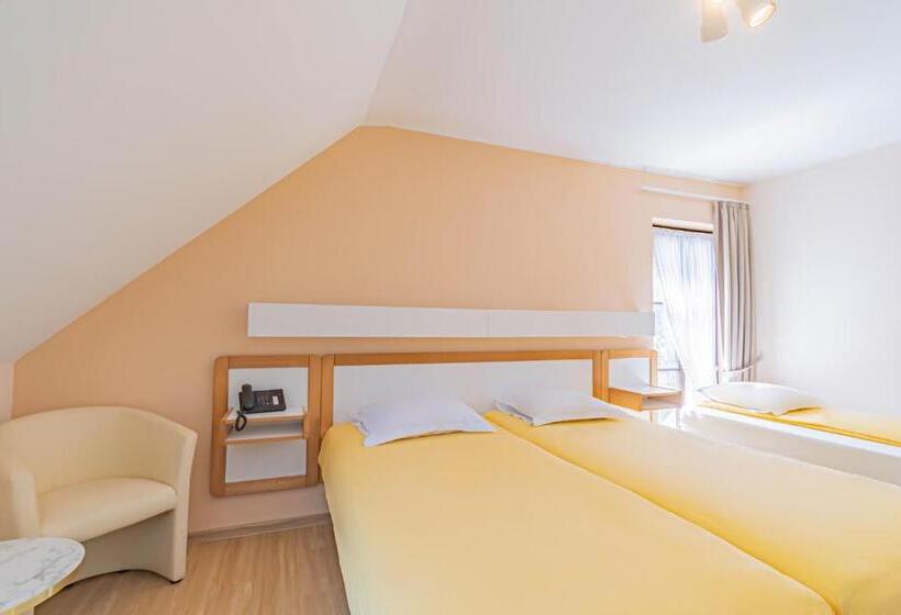 Standard Triple Room, Le Postillon