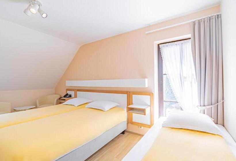 Standard Triple Room, Le Postillon