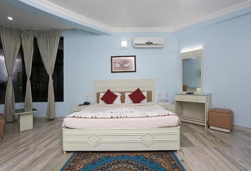 اتاق اساندارد با چشم‌انداز جانبی به دریا, Niladri
