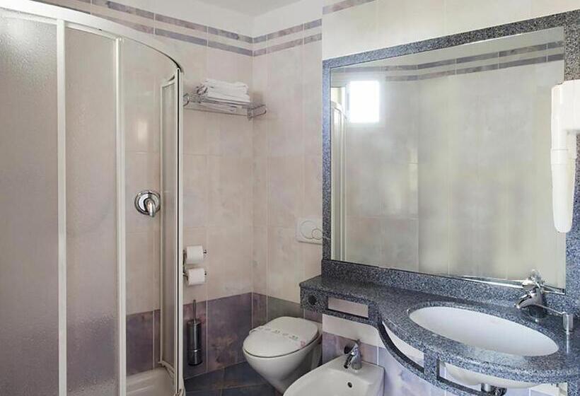 اتاق استاندارد سه نفره, Wivien