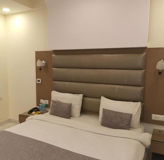 اتاق لوکس با تخت بزرگ, Pk Residency