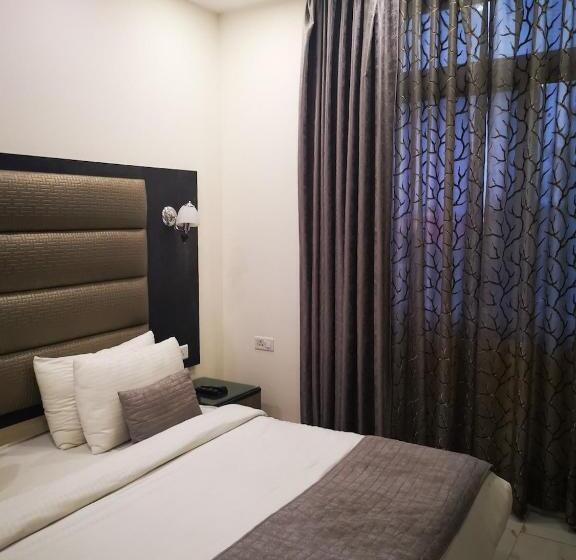 اتاق لوکس با تخت بزرگ, Pk Residency