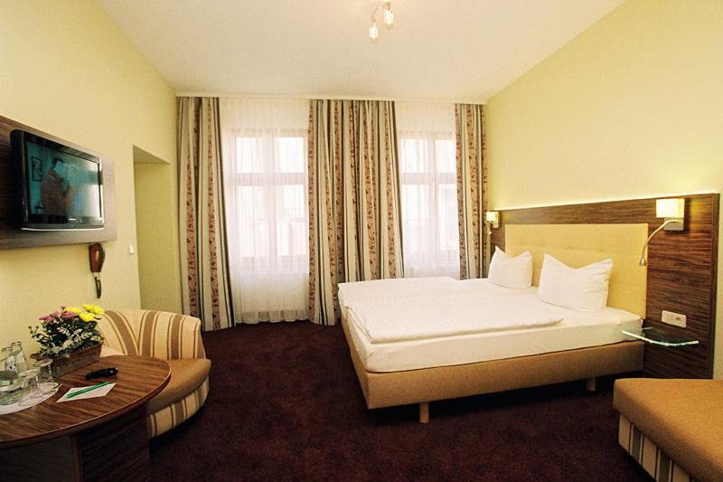 Standard Single Room, Zur Insel