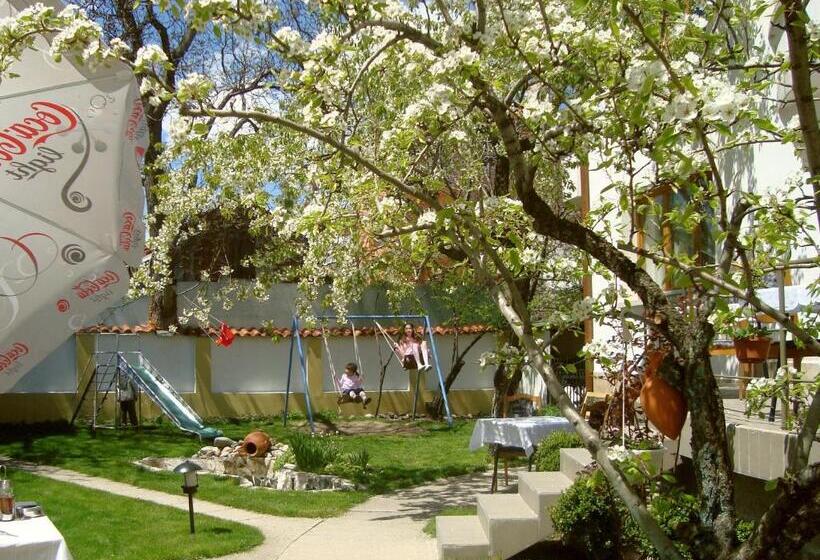 اتاق استاندارد سه نفره, Family Hotel Sonata