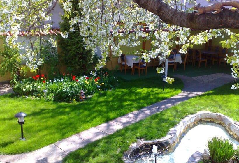 اتاق استاندارد سه نفره, Family Hotel Sonata