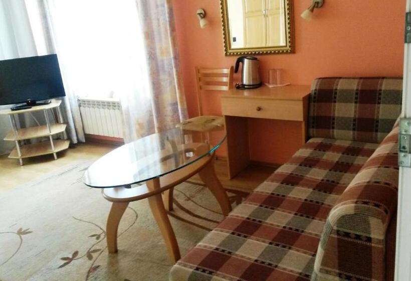 سوئیت با وان آب گرم, Family Hotel Sonata