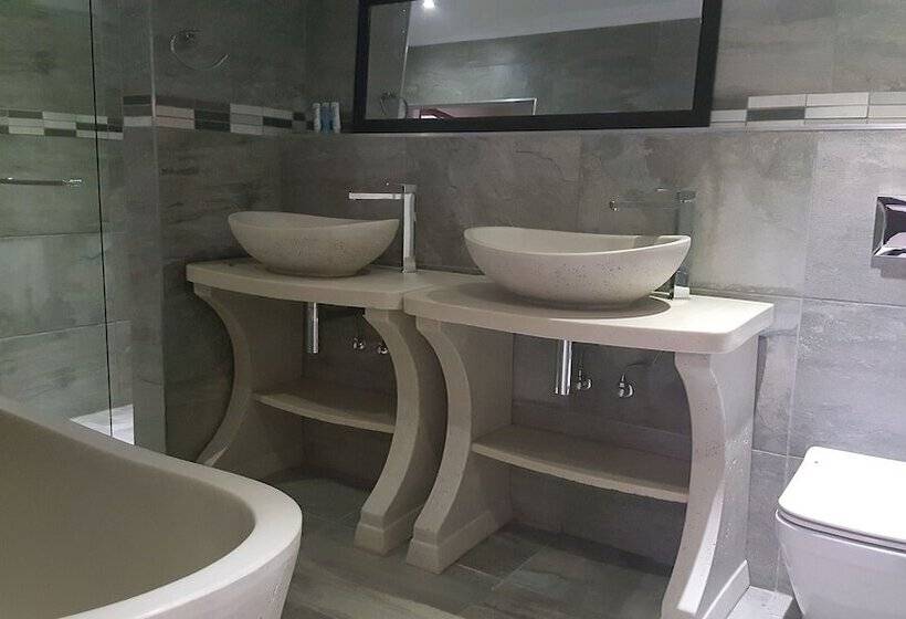 آپارتمان خانوادگی, Waterfalls Boutique