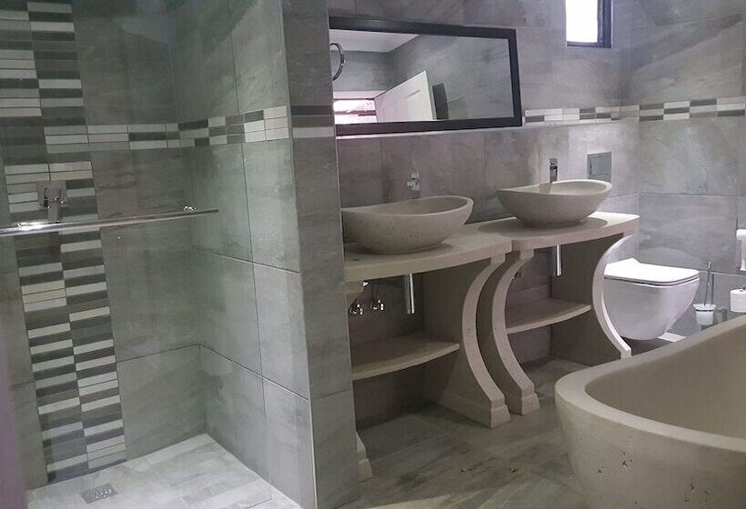 آپارتمان خانوادگی, Waterfalls Boutique
