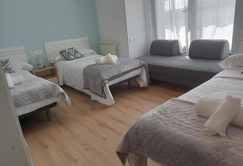 اتاق استاندارد سه نفره, Pension Xacobeo Lavacolla