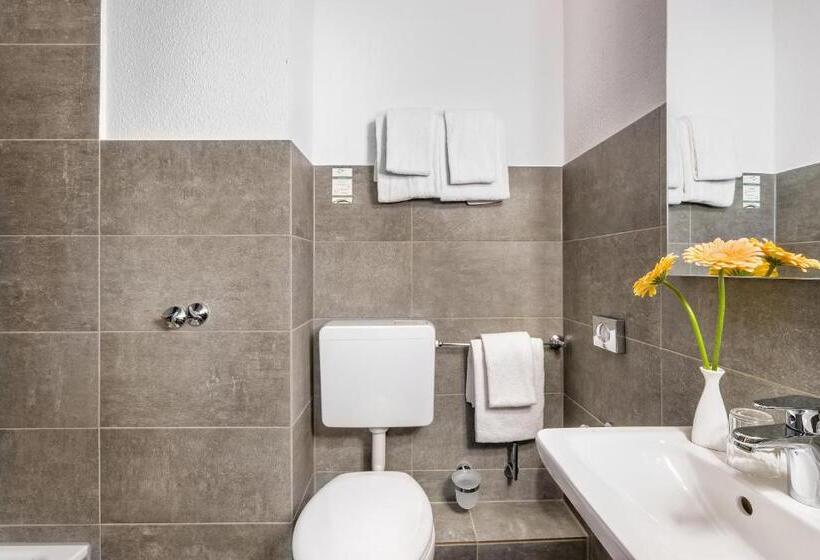 اتاق خانوادگی, Signature Hotel Astoria