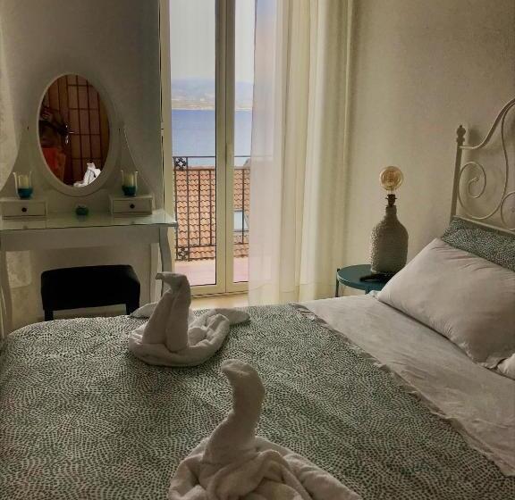 اتاق لوکس با چشم‌انداز دریا, Vecchia Paradiso   A Un Passo Dal Mare