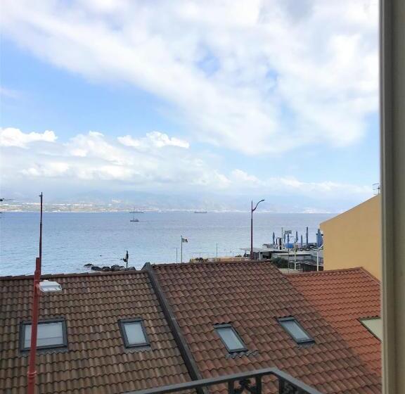 اتاق لوکس با چشم‌انداز دریا, Vecchia Paradiso   A Un Passo Dal Mare