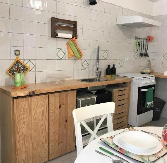 اتاق لوکس با چشم‌انداز دریا, Vecchia Paradiso   A Un Passo Dal Mare