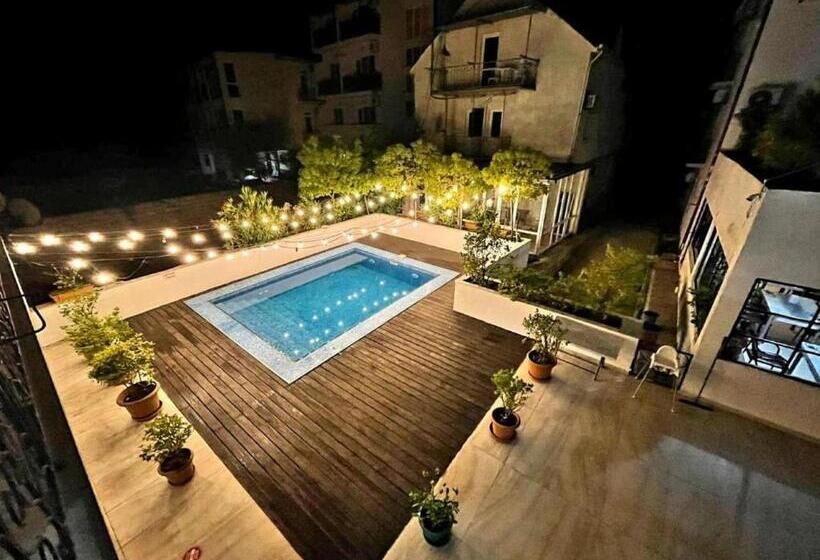 سوییت با چشم‌انداز استخر, Del Mar