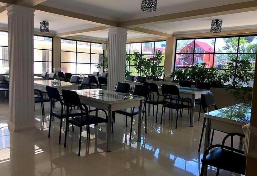 سوییت با چشم‌انداز استخر, Del Mar